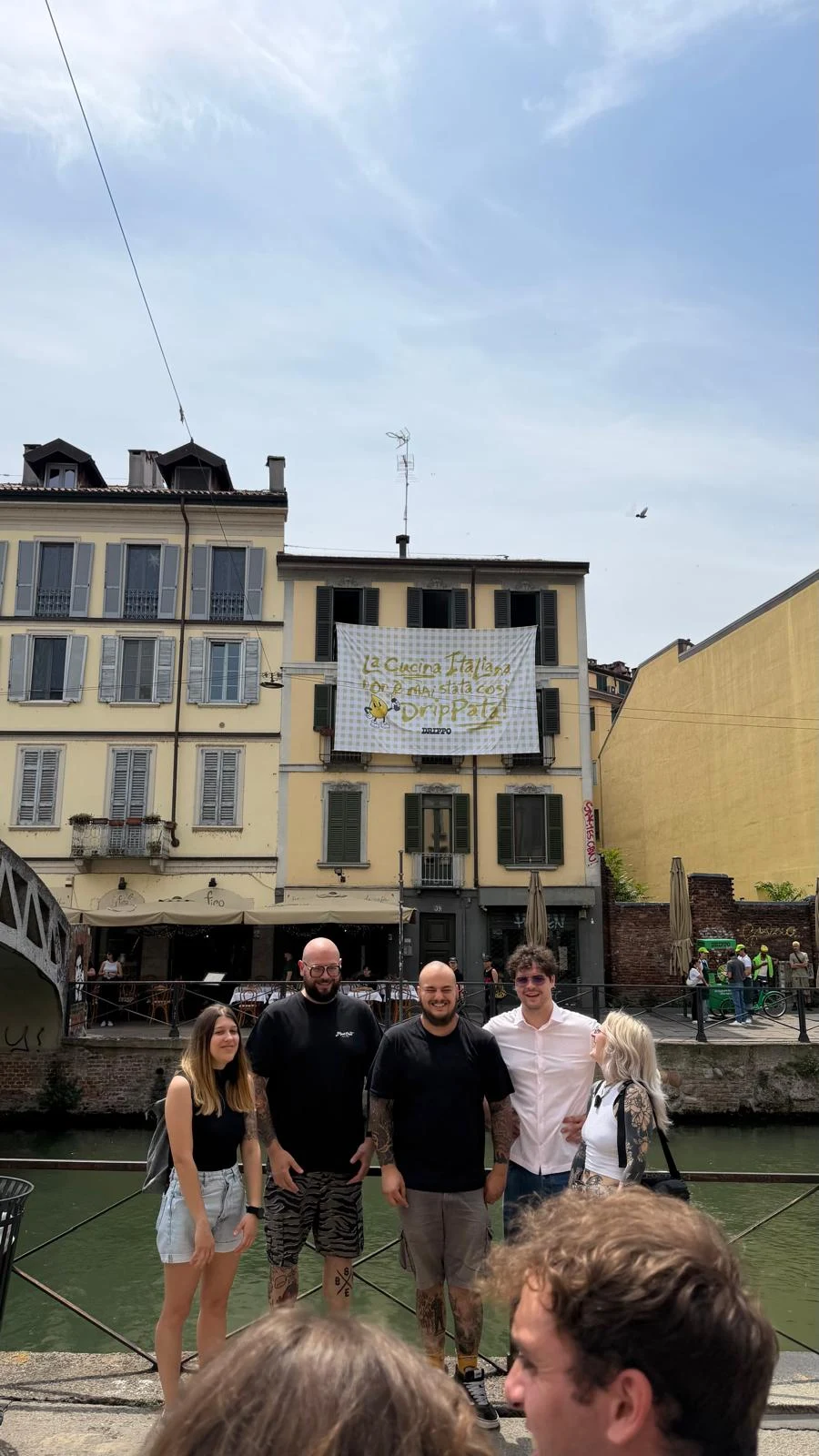 Foto di gruppo al lancio Drippo ai Navigli con affissione del brand