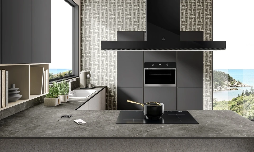Cucina contemporanea con isola e piano cottura a induzione